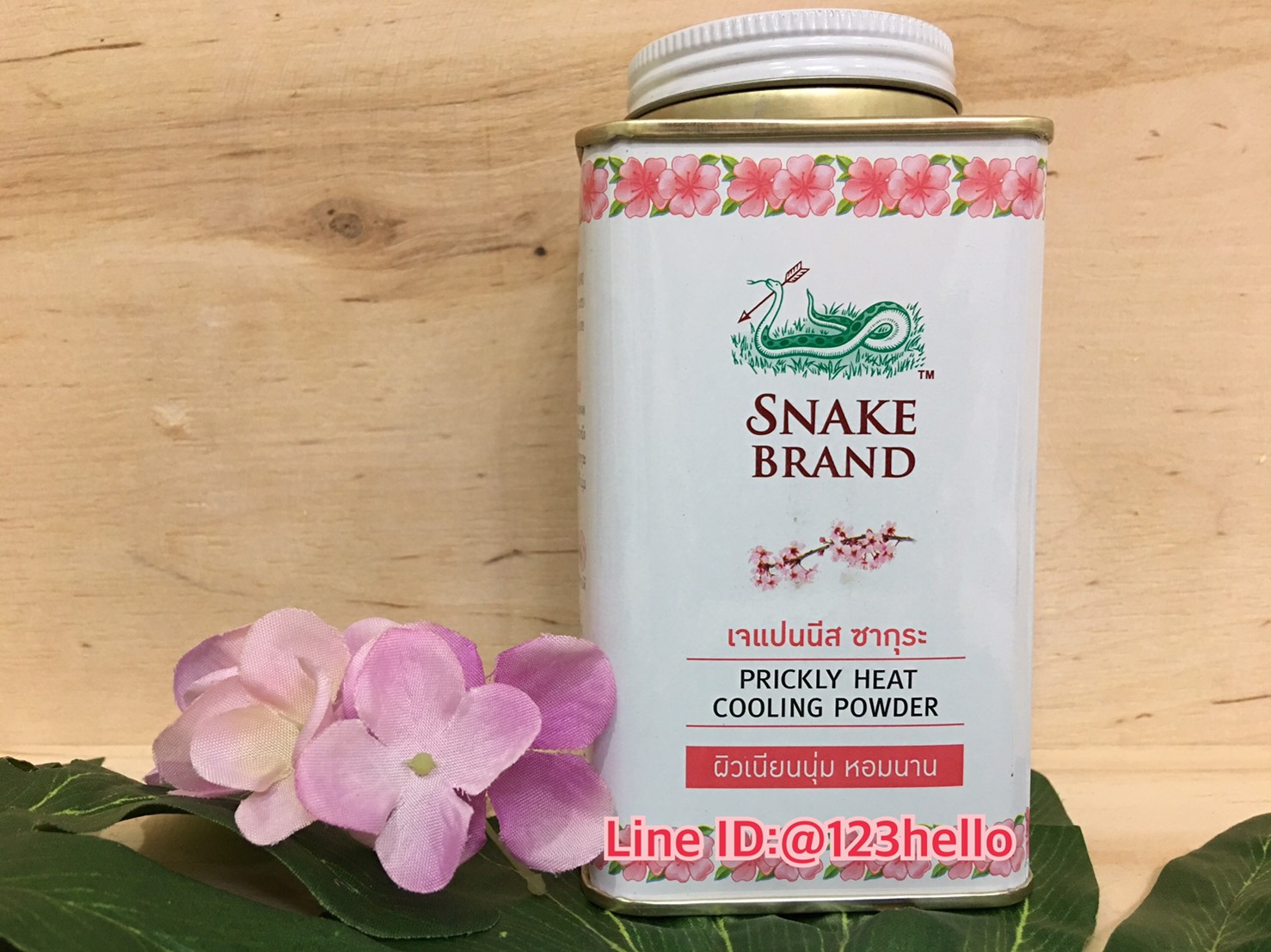 SNAKE BRAND PRICKLY HEAT COOLING POWDER Soft & Smooth แป้งเย็นตรางู ปริกลี่ฮีท ซอฟท์ แอนด์ สมูท (สูตรผิวเนียนนุ่ม หอมนาน) 140 กรัม