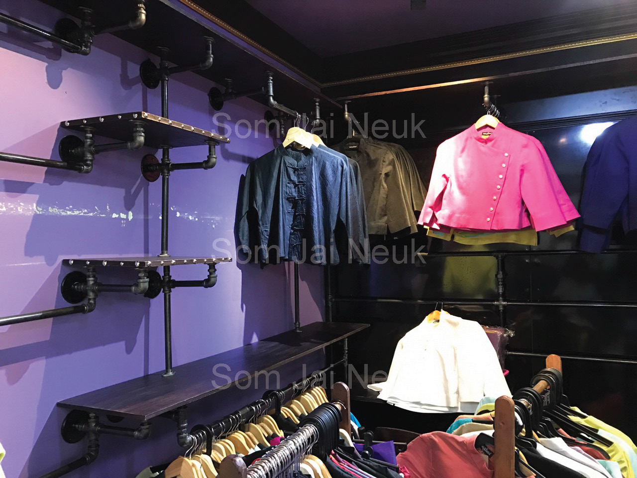 ออกแบบและติดตั้งชุดราวแขวนผ้าไทยร้านวาสนา @JJ Mall จตุจักร