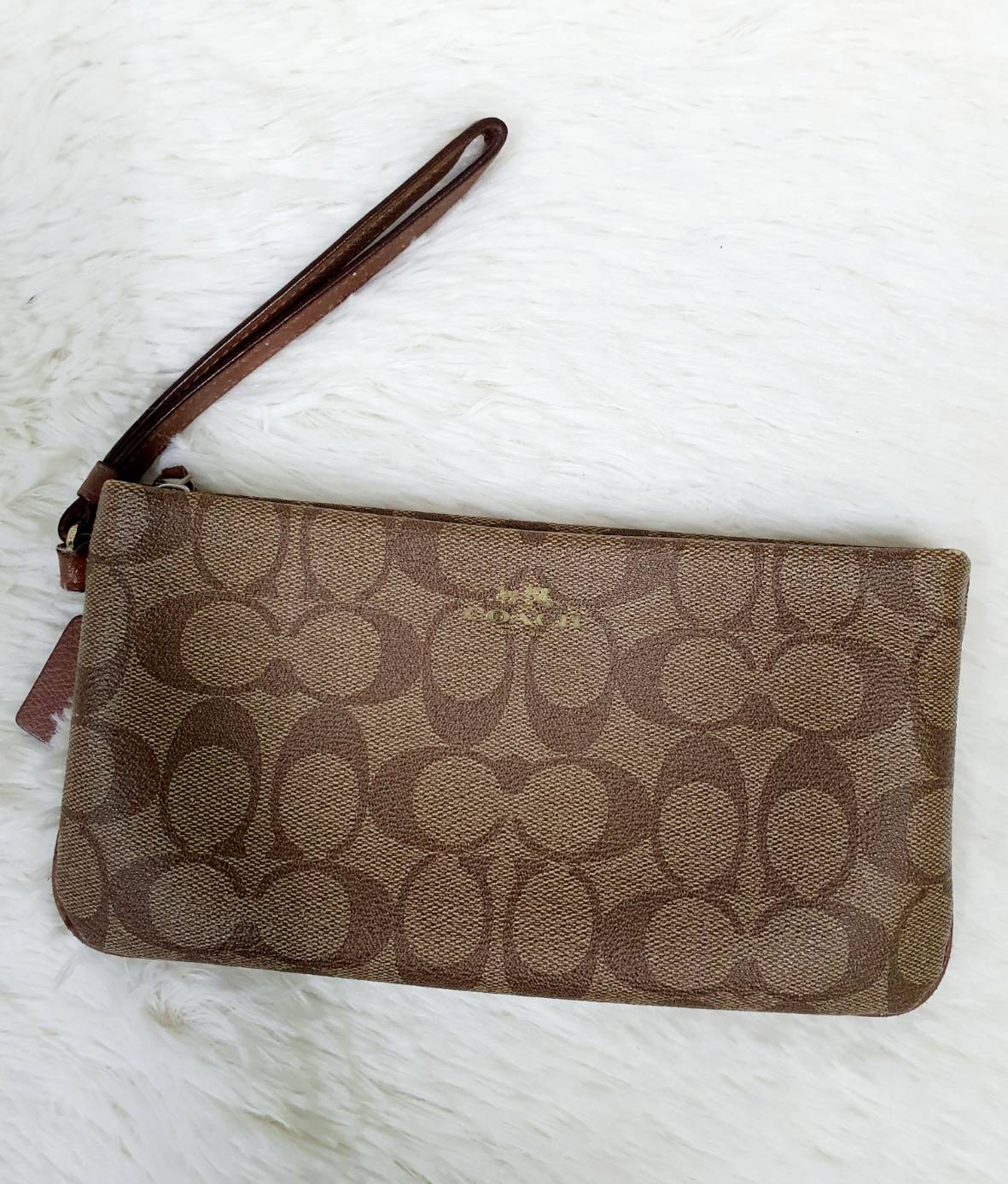 กระเป๋าสตางค์ คล้องมือ 1 ซิป COACH แท้ Signature Coated Canvas มือสอง สภาพดี ตำหนิเล็กน้อย