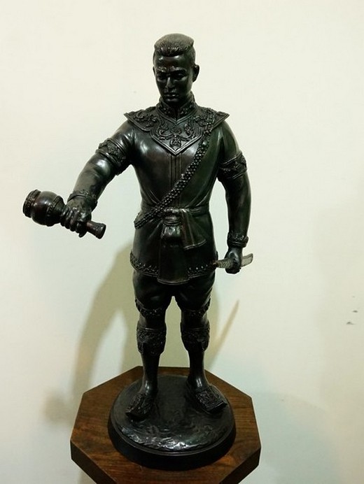 รูปหล่อ สมเด็จพระนเรศวรมหาราช พิมพ์หลั่งน้ำ ประทับยืน สูง 51cm