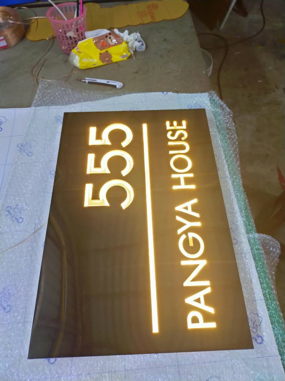 งานป้ายกล่องไฟสแตนเลส ตัดฉลุ ซ่อนไฟ LEDสีวอร์มออกหลัง