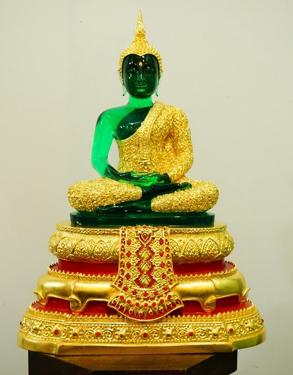 พระแก้วมรกต 9นิ้ว ชุดฤดูฝน ปิดทองแท้