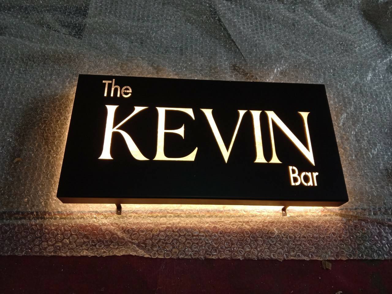 งานป้ายไฟออกหลัง - The KEVIN Bar