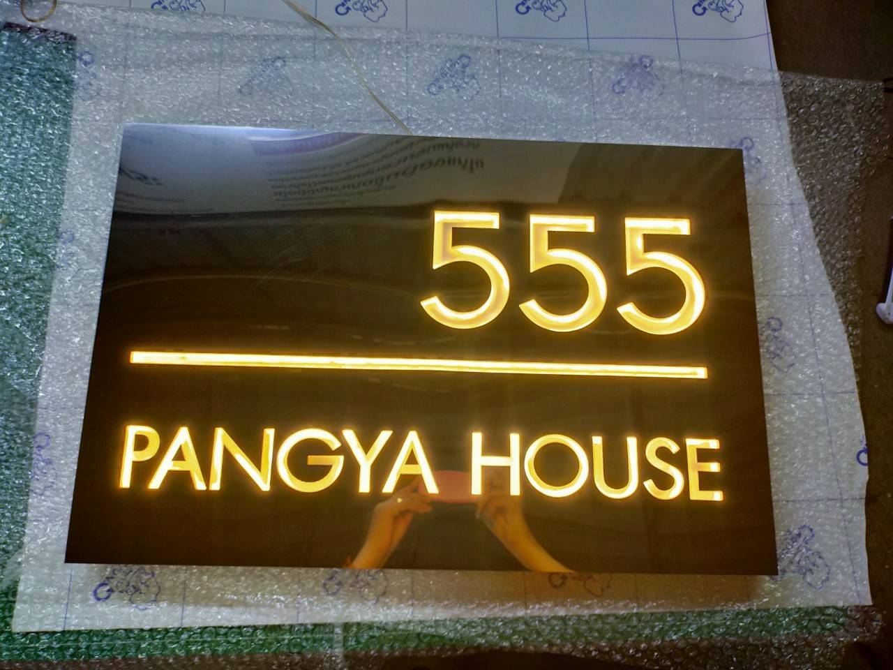 งานป้ายกล่องไฟสแตนเลส ตัดฉลุ ซ่อนไฟ LEDสีวอร์มออกหลัง