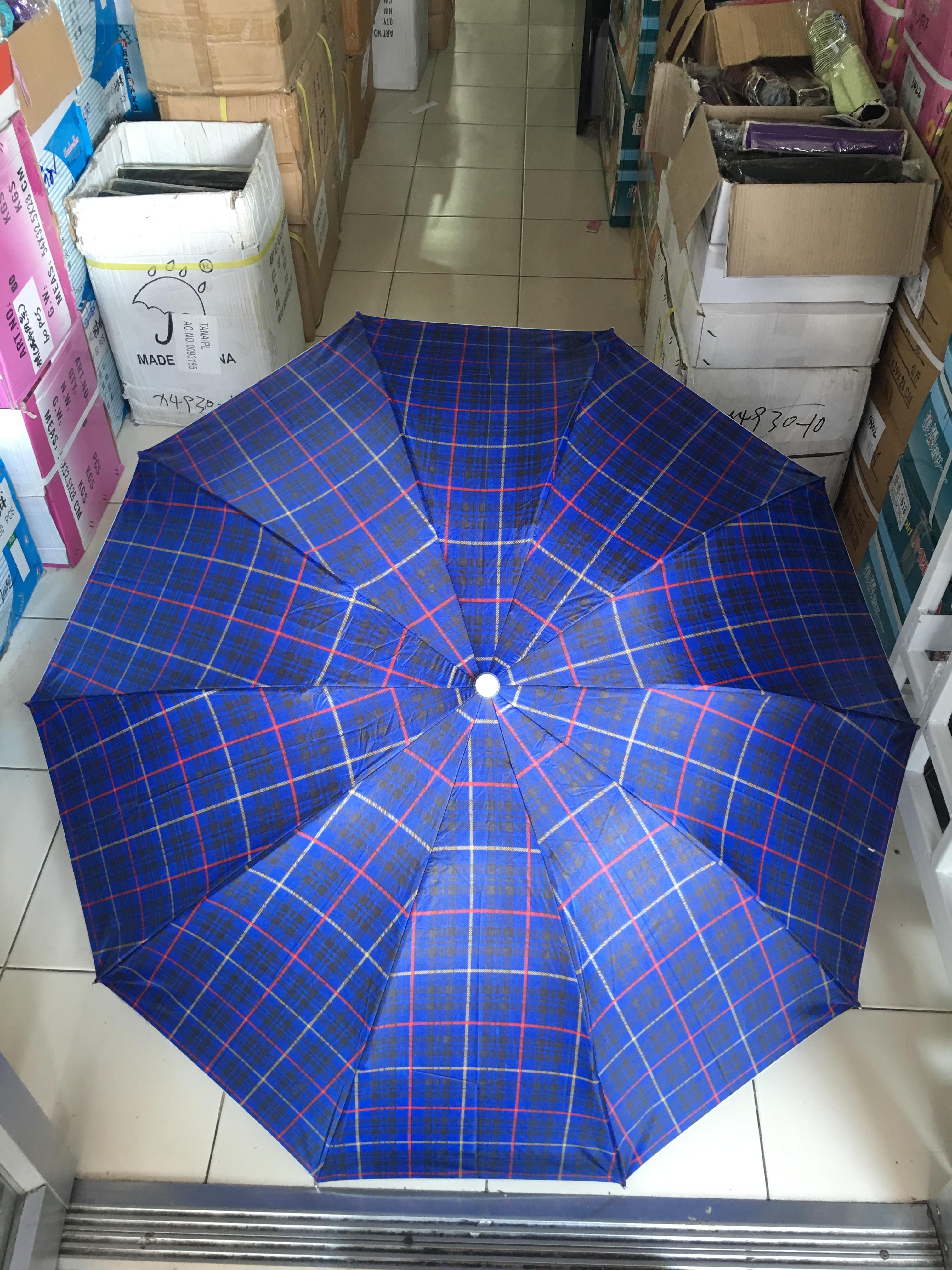 ร่มพับ3ตอน ลายสก็อต 24 นิ้ว ยูวีสีเงิน รหัส 111-2 10 ก้าน