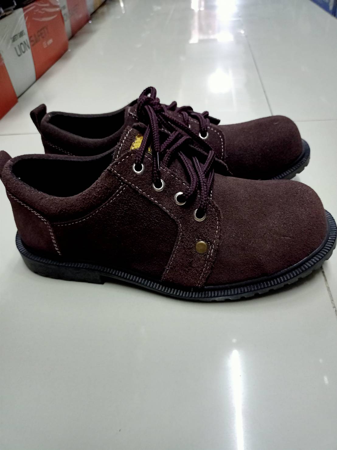 รองเท้าเซ็ฟตี้หุ้มส้น รุ่น7ดาวหนังกลับ สีน้ำตาล