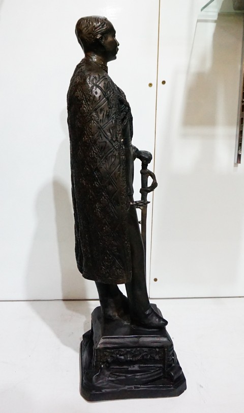 รูปหล่อรัชกาลที่ 5 ทรงชุดเสื้อคลุมกษัตริย์ ประทับยืน สูง55ซม.