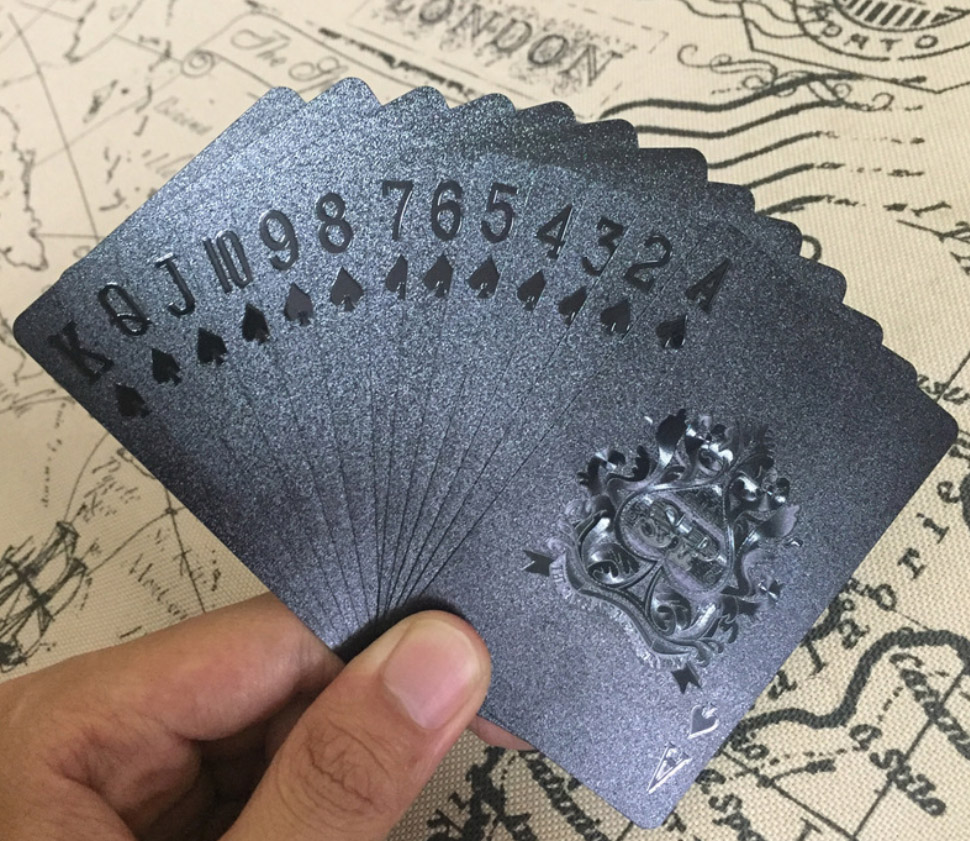 ไพ่พลาสติก สีดำ หลังรุ้งกระจาย + กล่องไม้(สีดำ)