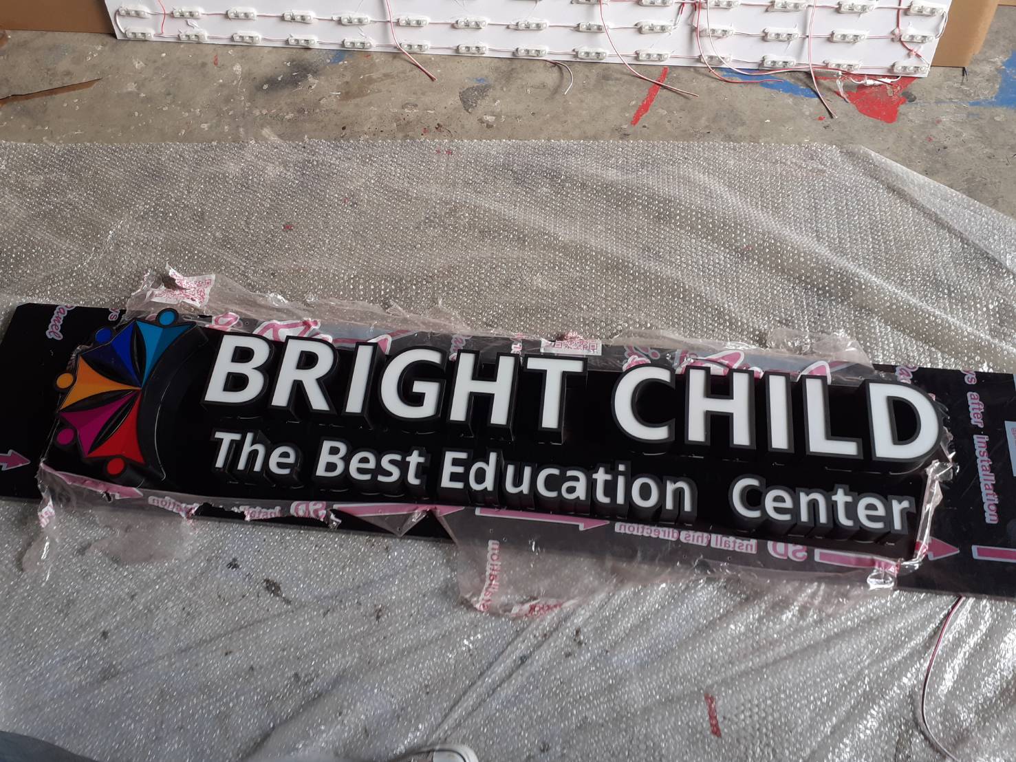 ป้ายตัวอักษรซิงค์ยกขอบ ติดไฟออกหน้า พื้นหลังคอมโพสิต - Bright Child