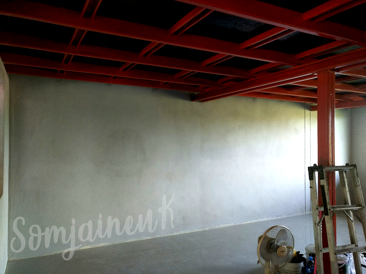 ฉาบผนังปูนลอฟท์ด้านหน้าและในห้องทำงาน พื้นที่รวม 55 ตร.ม. และติดตั้งชั้นวางแนวท่อ@พนัสนิคม จ.ชลบุรี