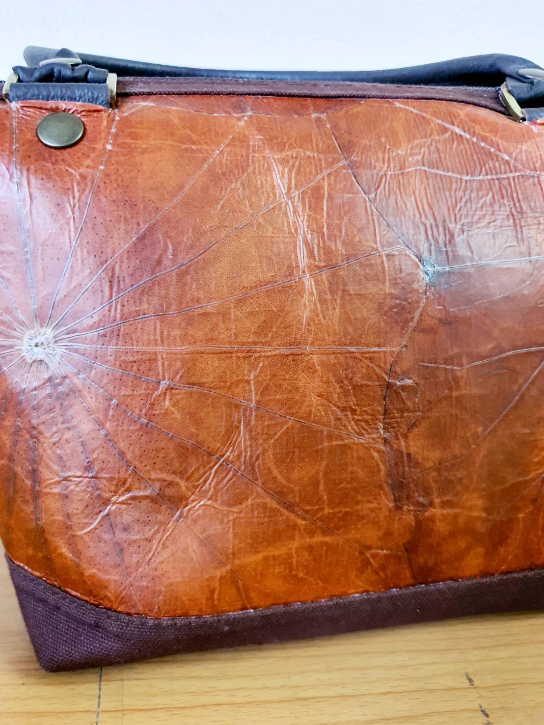 กระเป๋าคล้องแขน Dé Bua (เดอ บัว) ทำจากใบบัว มือสอง สภาพดี ไม่มีตำหนิ