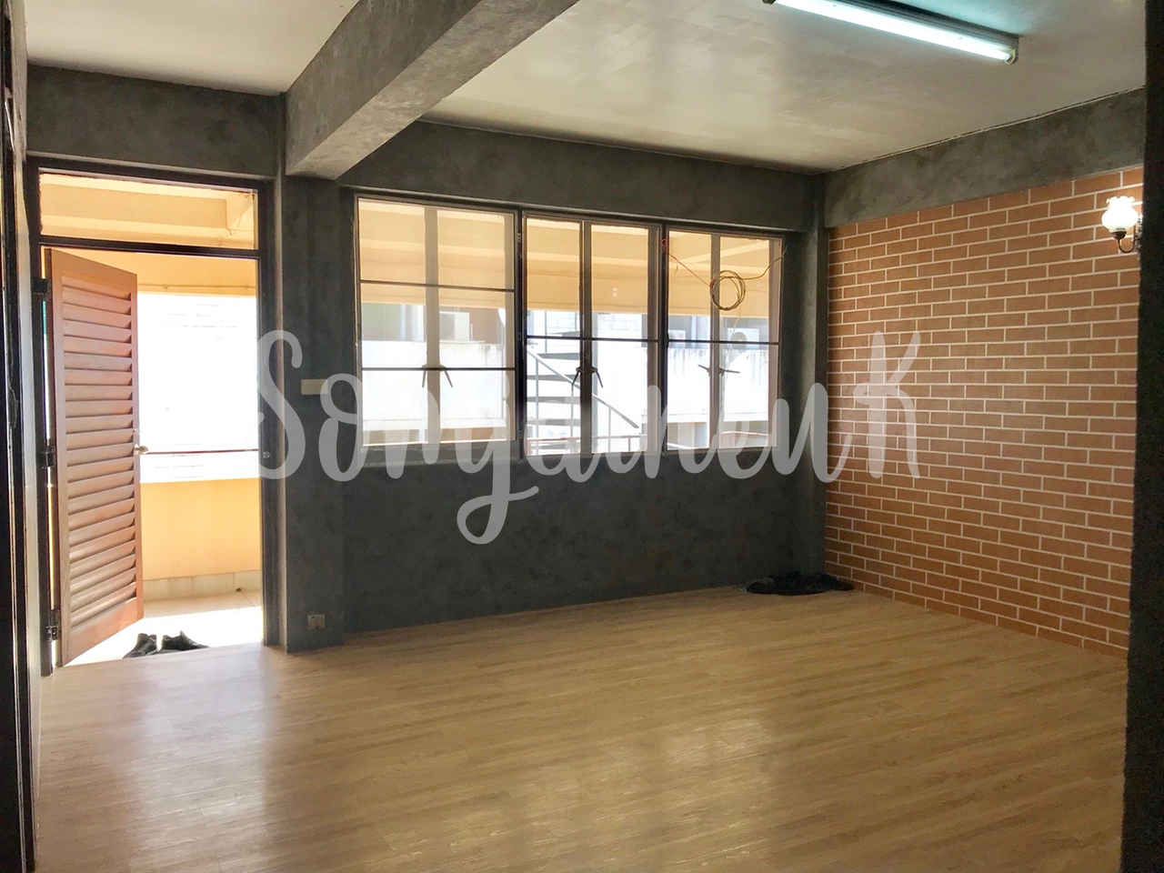 ฉาบผนังปูนลอฟท์ 1 รับแขก 1 ห้องนอน และฉาบลายอิฐ พื้นที่รวม 80 ตร.ม. @แฟลต ศรภ 17 รามอินทรา