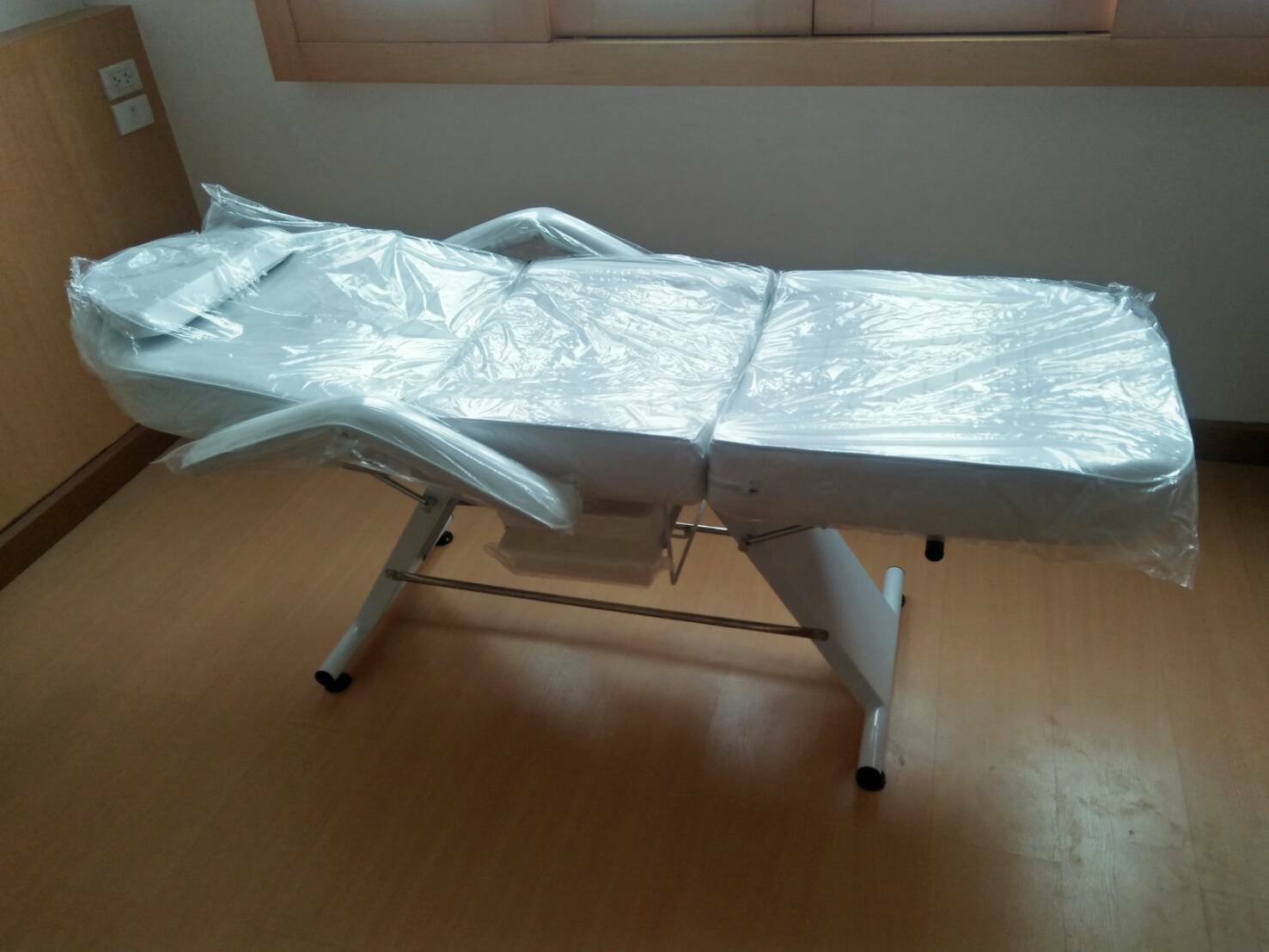 เตียงทรีทเม้นท์ เตียงสักคิ้ว แบบปรับระดับ แบบmanual รุ่น 626 พร้อมถาดใส่อุปกรณ์ใต้เตียง