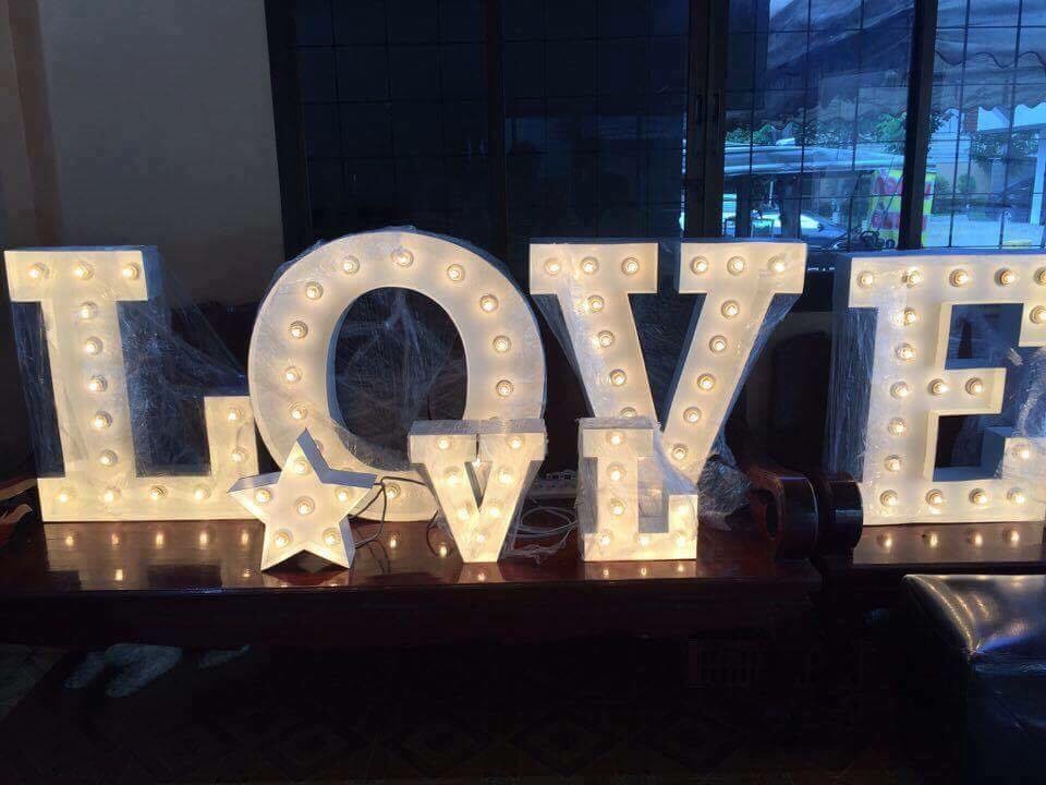 ป้ายอักษรติดหลอดไฟปิงปอง LOVE