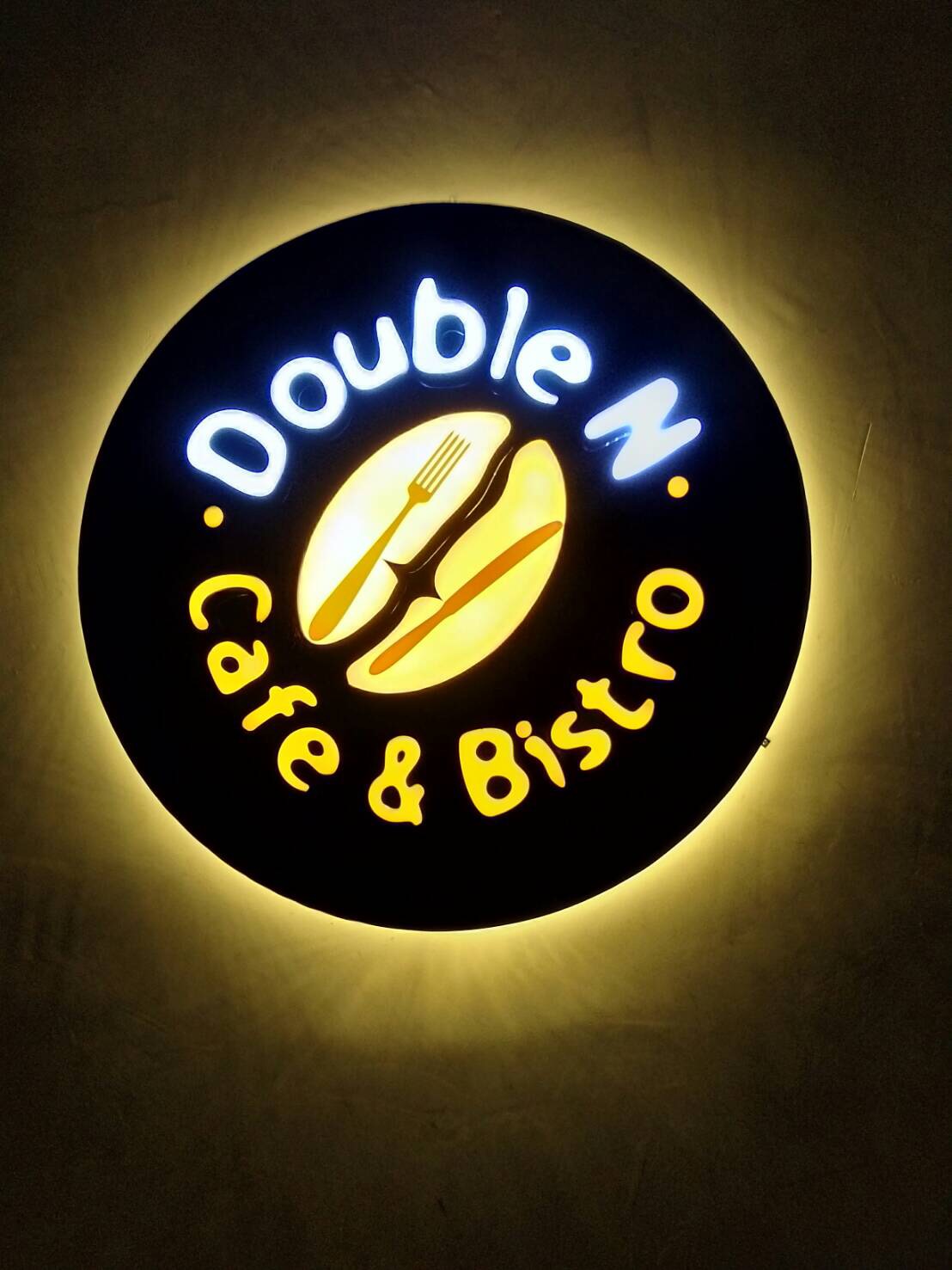 ป้ายไฟออกหลัง ร้าน DoubleN cafe&bistro