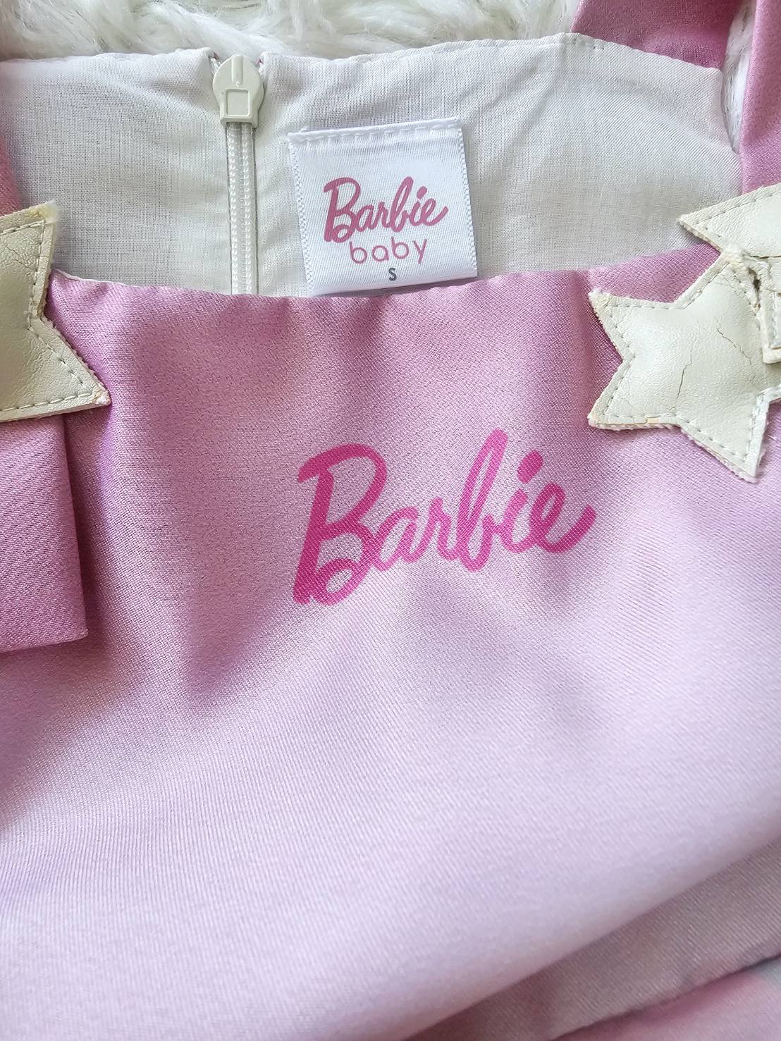 เดรส Barbie baby ไซส์ S (24m) Laugh by ChaLom มือสอง เหมือนใหม่ ตำหนิ>ดาวแปะหน้าอกซ้ายลอกเล็กน้อย