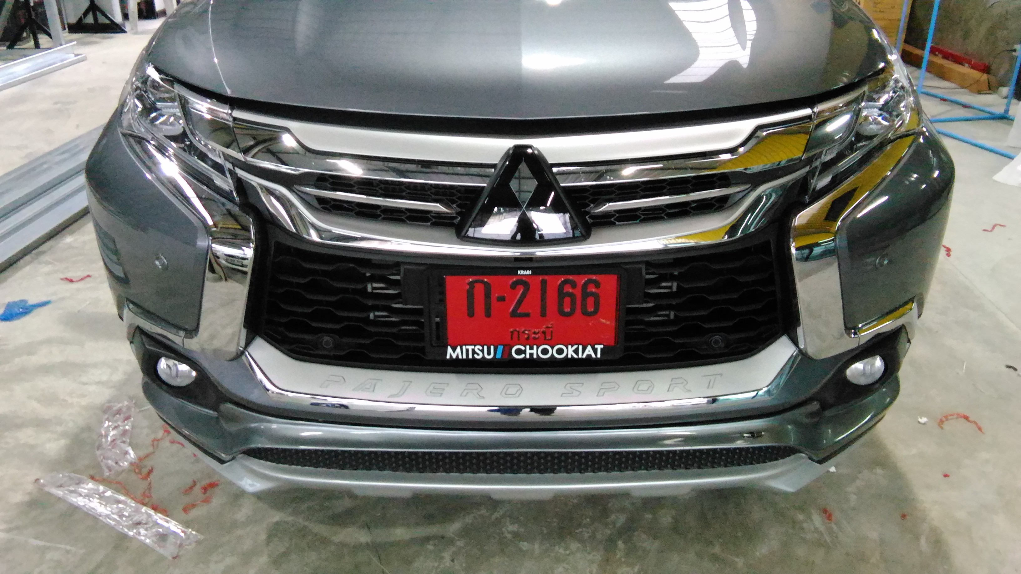 คิ้วโครเมี่ยมใต้กระจัง New Pajero sport
