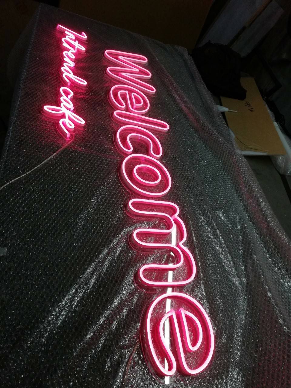 ป้ายไฟนีออน LED แสงสีชมพู Welcome lntrend cake