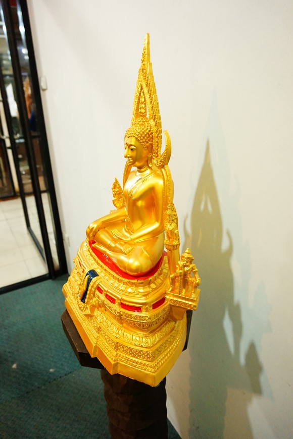 พระพุทธชินราช มวลสารผสมเหล็กน้ำพี้ สีทอง 9นิ้ว