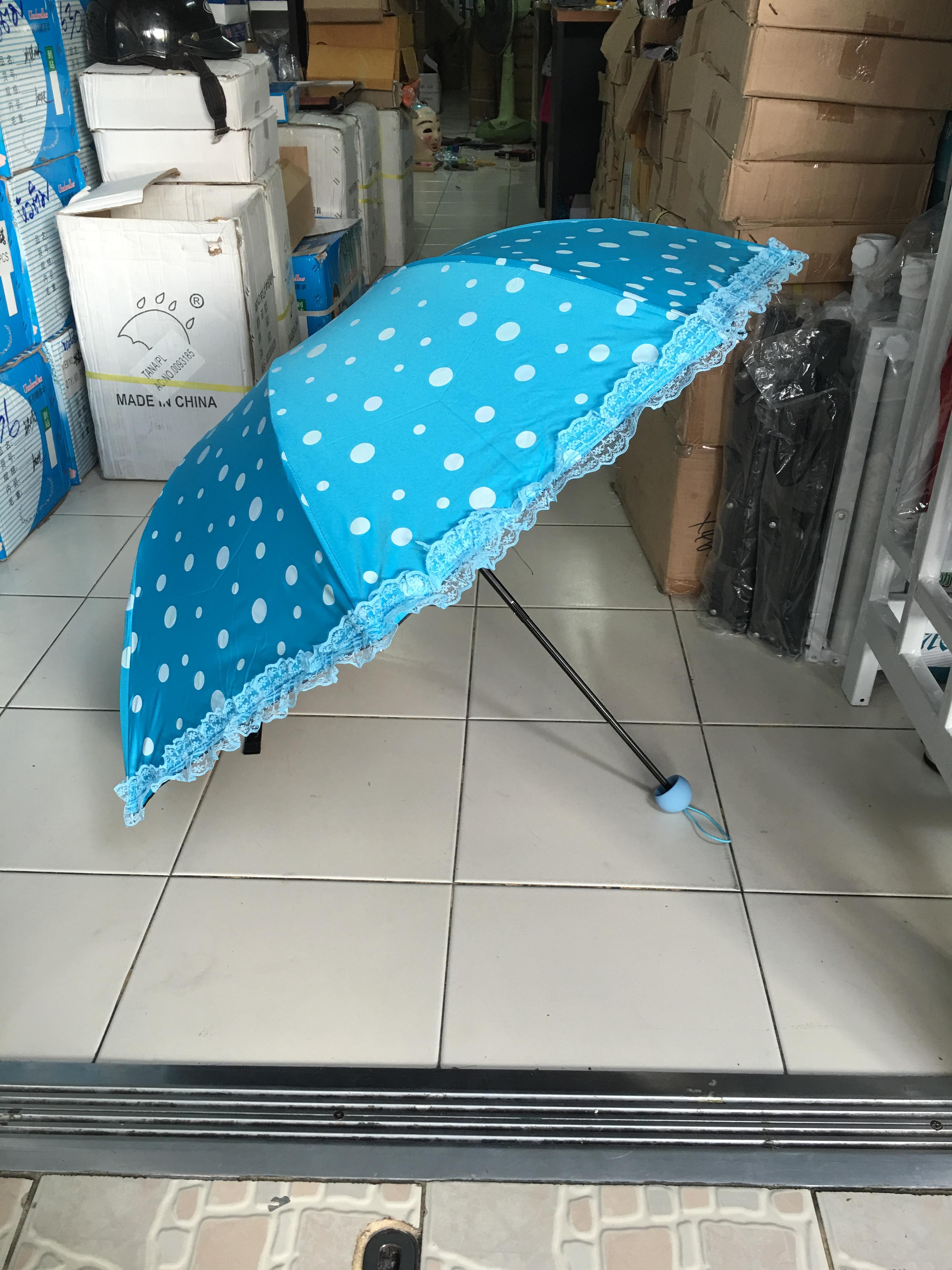 ร่มโค้งแฟชั่นลายจุดโดนแสงเปลียนสีได้ไม้มีระบายยูวีสีดำ