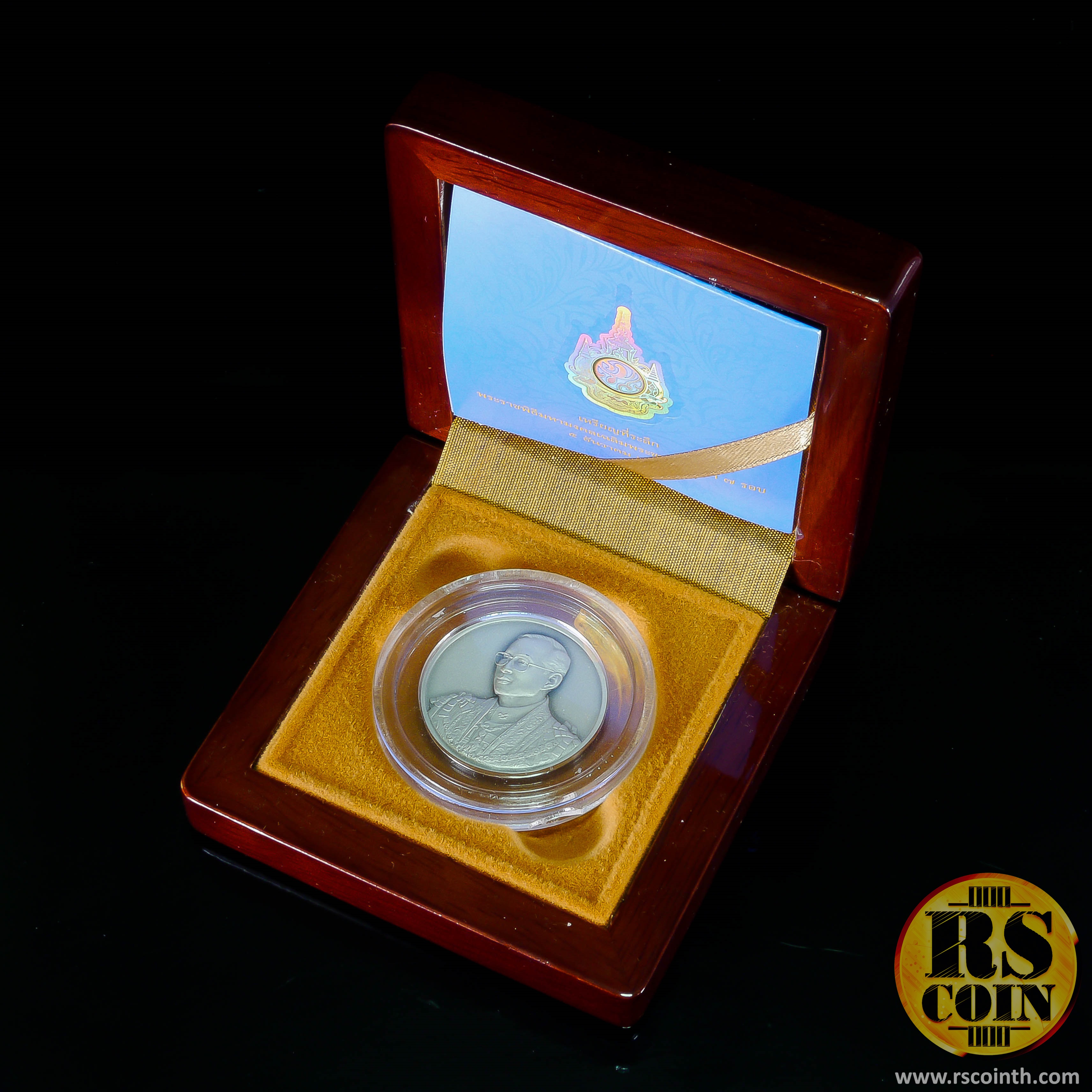 เหรียญเงินรมดำพ่นทรายพิเศษ เหรียญที่ระลึกพระบาทสมเด็จพระเจ้าอยู่หัวเนื่องในโอกาสพระราชพิธีมหามงคลเฉลิมพระชนมพรรษา 7 รอบ 5 ธันวาคม 2554