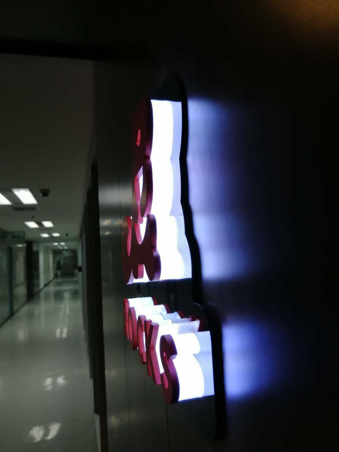 ป้ายอะคริลิคไดคัท แสงออกด้านข้าง ติดตั้ง ตกแต่ง บริษัท ร็อคส์ พีซีจำกัด