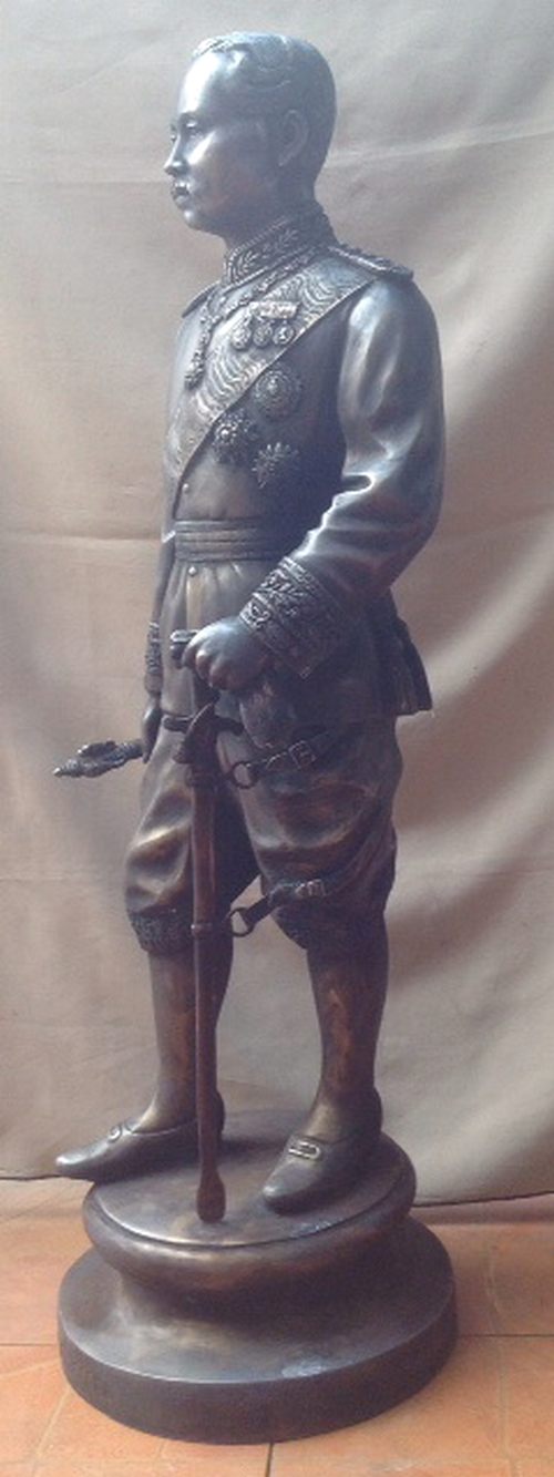 พระบรมรูป รัชกาลที่5 ชุดจงกระเบน ทองเหลือง รมดำมันปู 110 ซม.