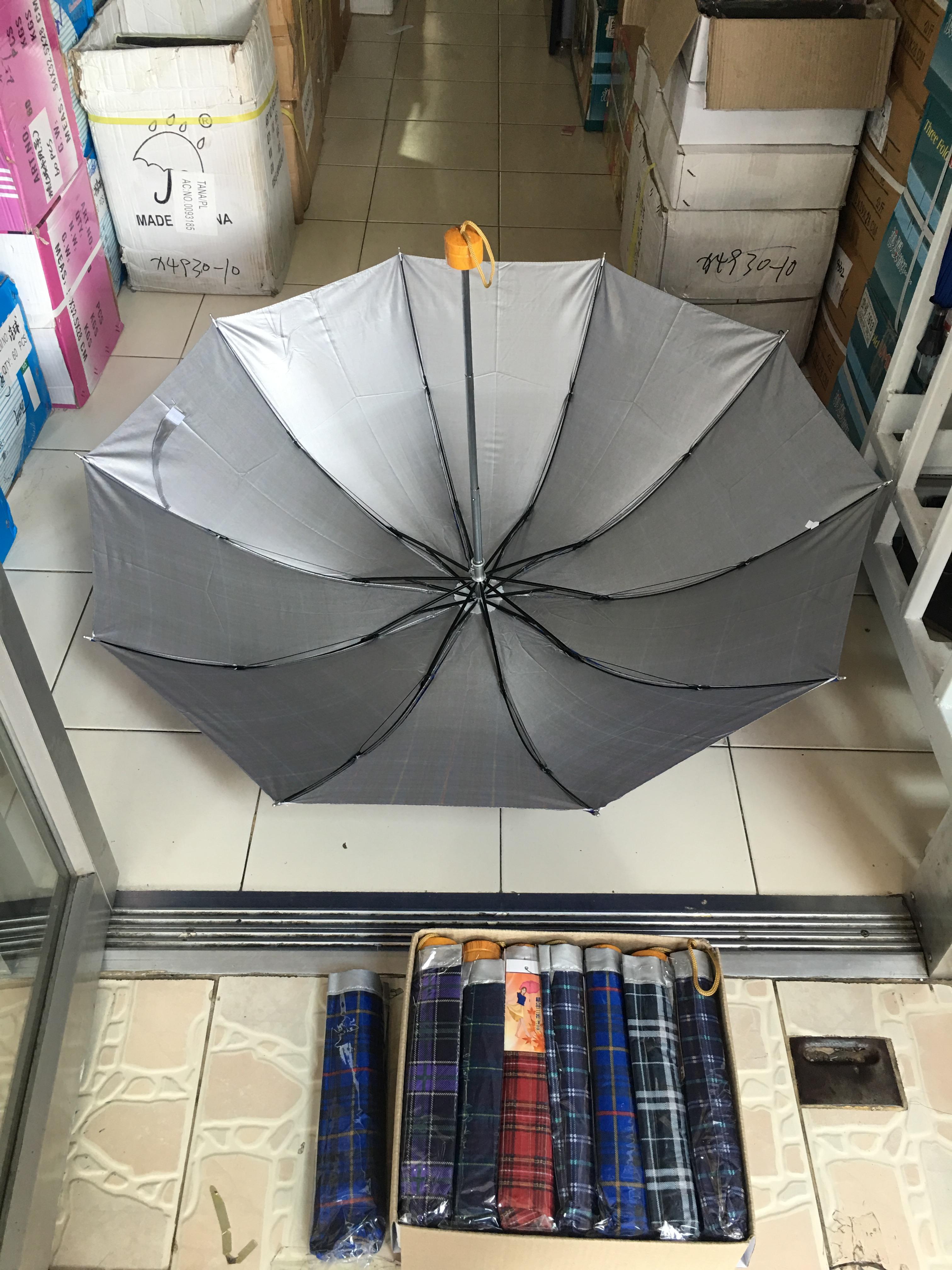 ร่มพับ3ตอน ลายสก็อต 24 นิ้ว ยูวีสีเงิน รหัส 111-2 10 ก้าน