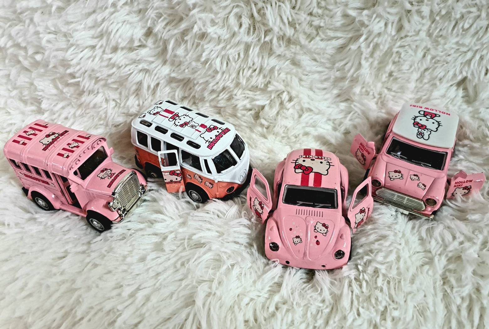 4คัน โมเดลรถคิตตี้ Hello Kitty งานเหล็ก มีเสียง มีไฟ เปิดประตูได้ มีลานในตัววิ่งได้ มือสอง เหมือนใหม่