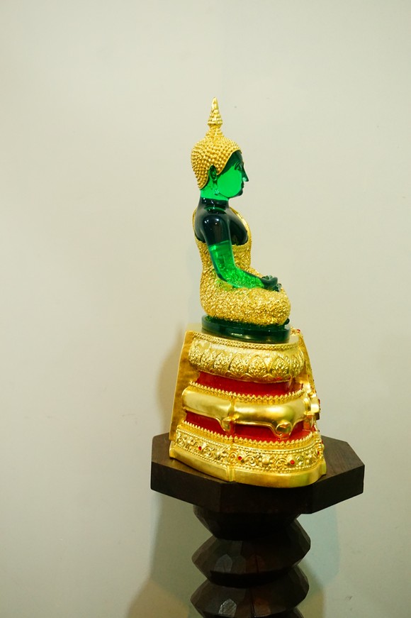 พระแก้วมรกต 9นิ้ว ชุดฤดูฝน ปิดทองแท้