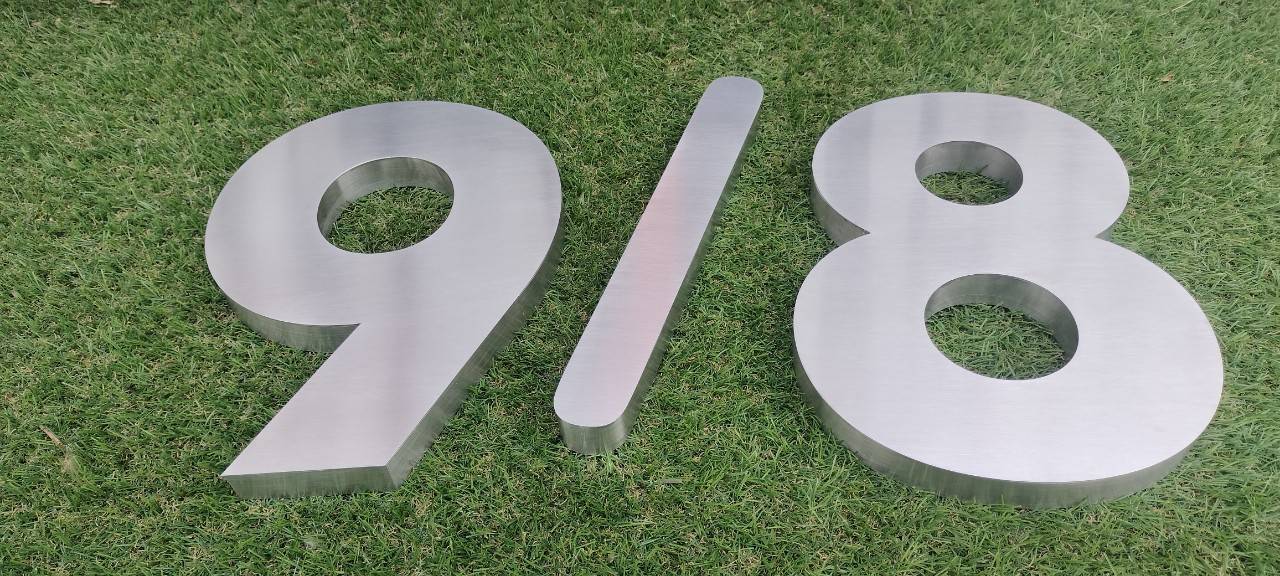 ป้ายบ้านเลขที่ ป้ายอักษรสแตนเลสสีเงินแฮร์ไลน์