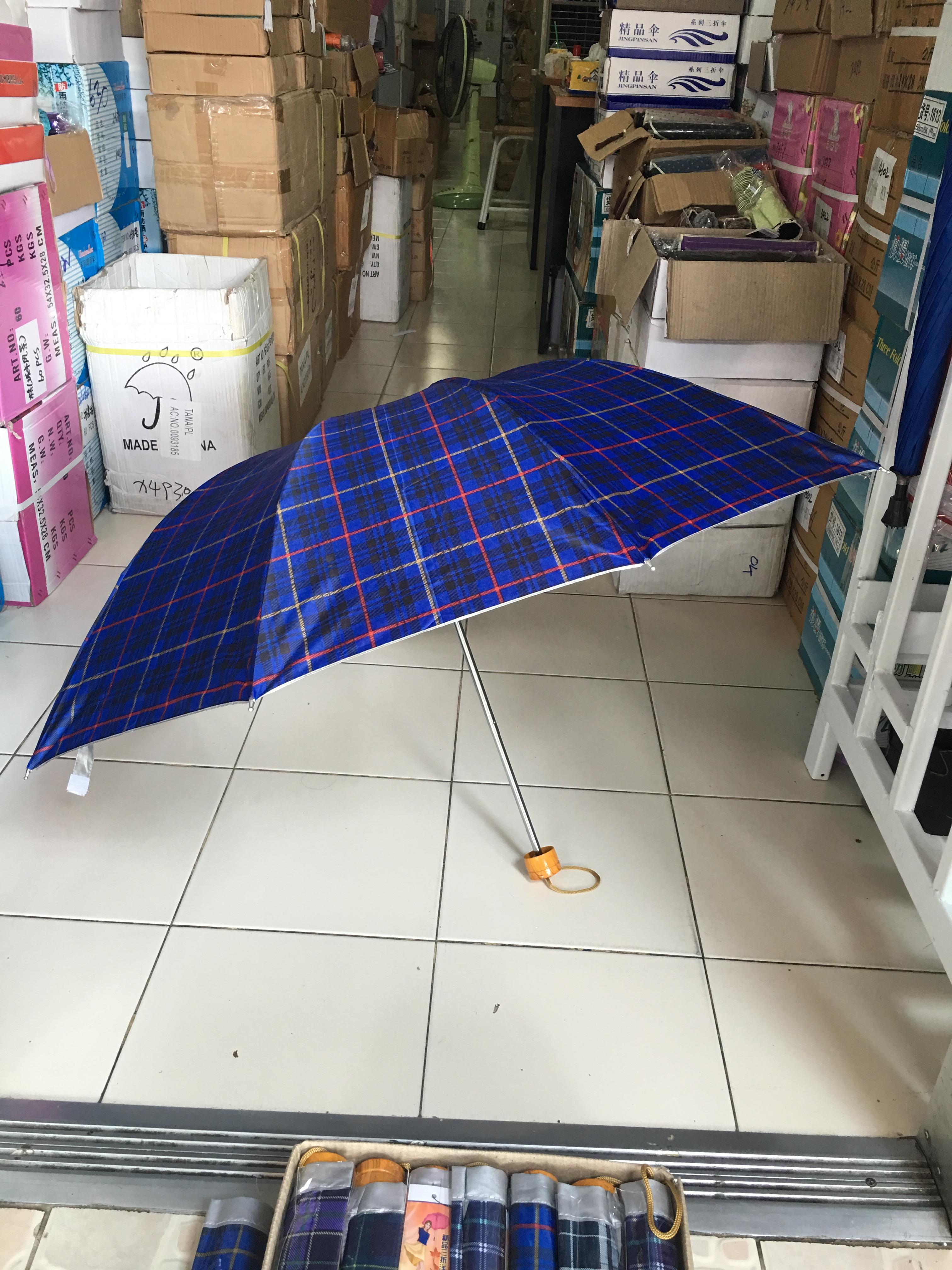 ร่มพับ3ตอน ลายสก็อต 24 นิ้ว ยูวีสีเงิน รหัส 111-2 10 ก้าน