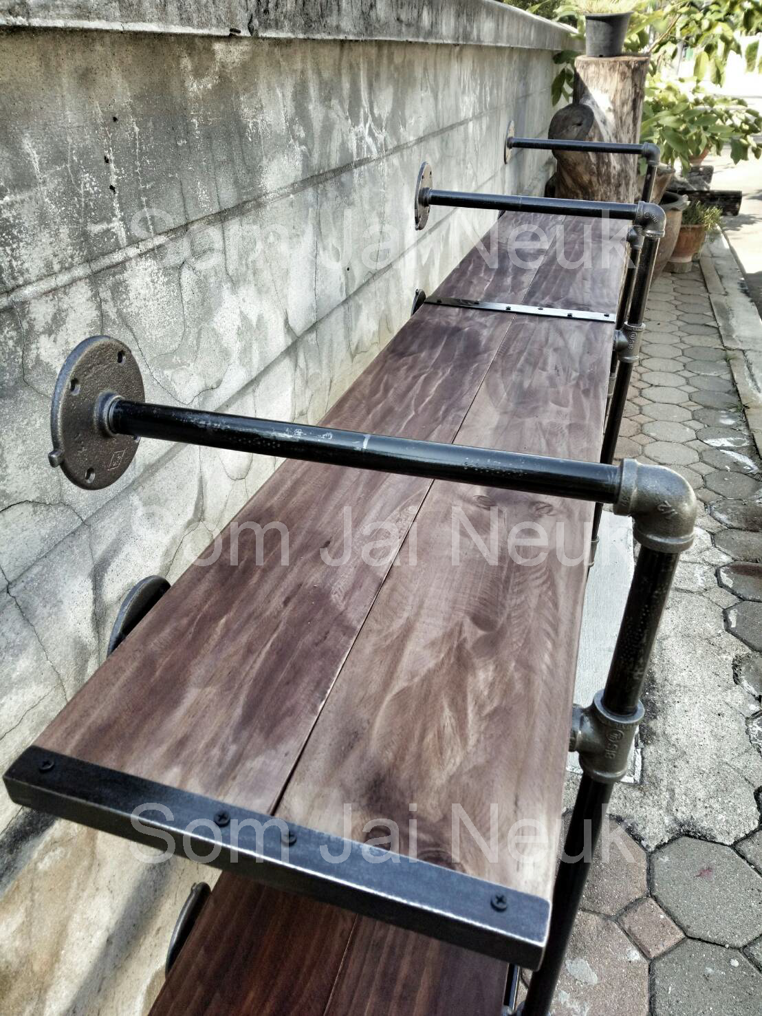 ชั้นวางของท่อเหล็กมีราวแขวนติดผนังสไตล์ Loft 3 ชั้น