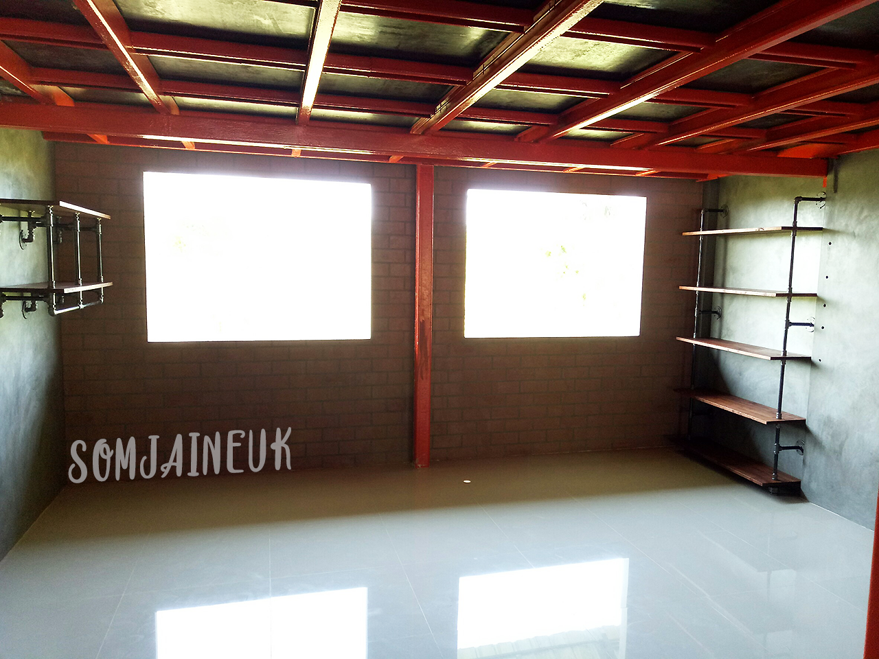 ฉาบผนังปูนลอฟท์ด้านหน้าและในห้องทำงาน พื้นที่รวม 55 ตร.ม. และติดตั้งชั้นวางแนวท่อ@พนัสนิคม จ.ชลบุรี