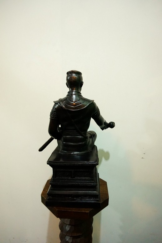 รูปหล่อ สมเด็จพระนเรศวรมหาราช พิมพ์หลั่งทักศิโณทก (รมดำล้วน) สูง46ซ.ม.