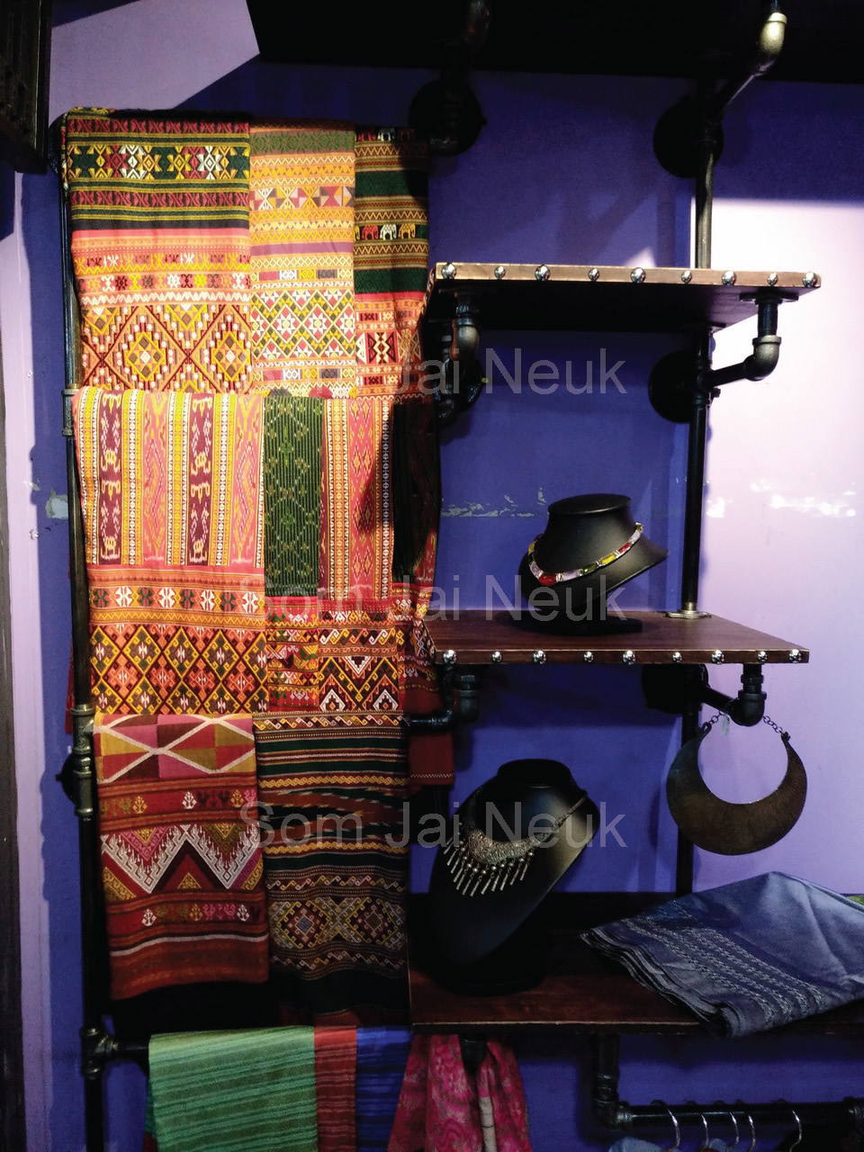 ออกแบบและติดตั้งชุดราวแขวนผ้าไทยร้านวาสนา @JJ Mall จตุจักร