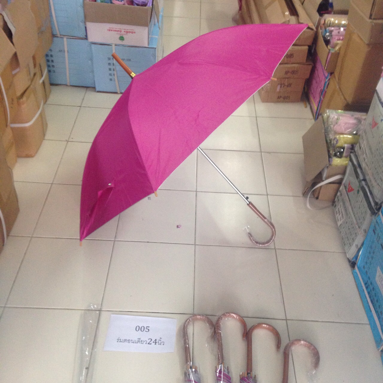 ร่มตอนเดียว24นิ้วด้ามพลาสติกลายไม้ เลือกสีได้ รหัส 005