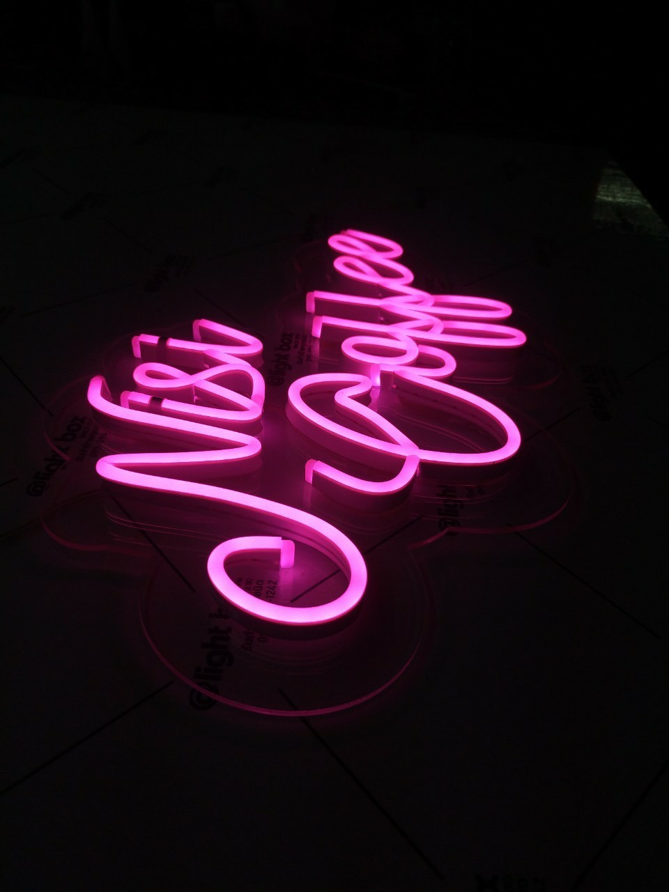 ป้ายไฟนีออน LED อะคริลิคใสรองหลัง