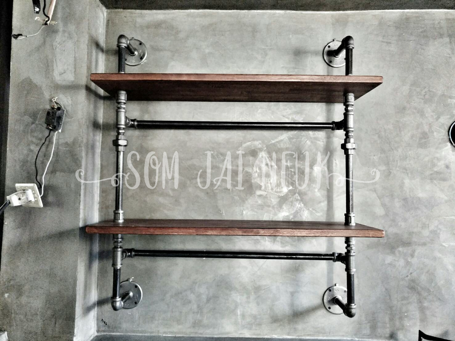 ชั้นวางของติดผนังสไตล์ Loft แบบ 2 ชั้น มีราวแขวนด้านใต้