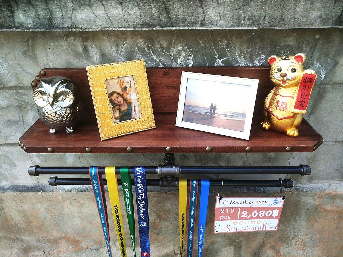 ราคาพิเศษ !!! ที่แขวนเหรียญและชั้นวางถ้วยรางวัลสไตล์ลอฟท์ แบบชั้นไม้แอลหงาย