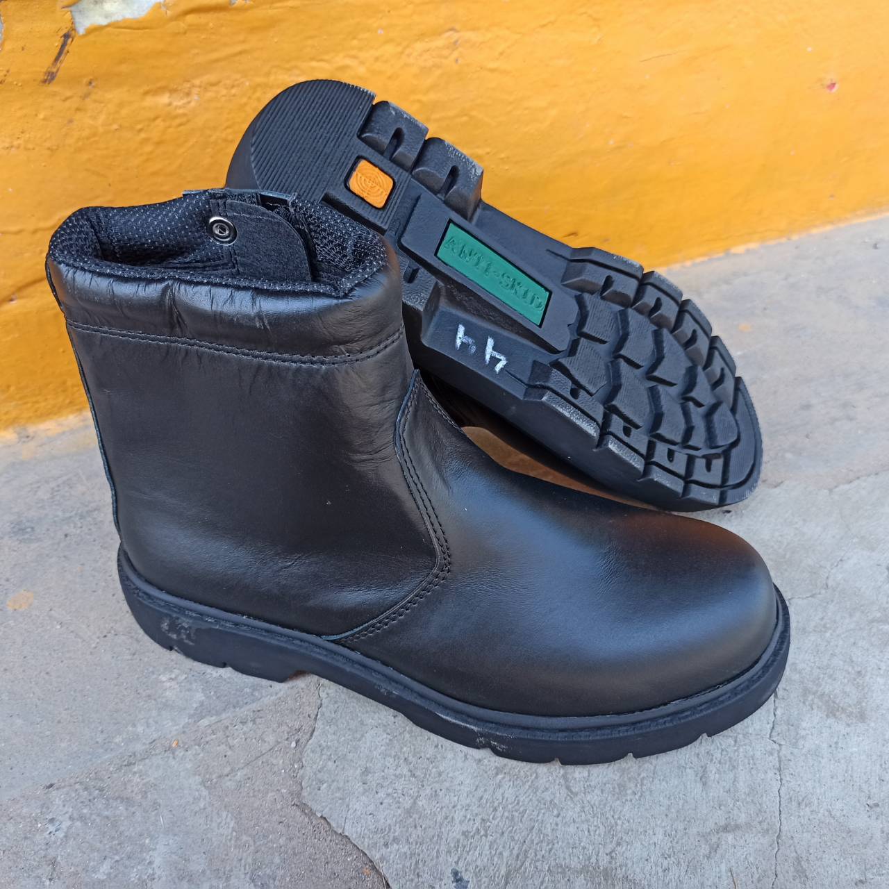 รองเท้าเซฟตี้ หัวเหล็ก หุ้มข้อ ซิปข้าง หนัง สีดำ size39-45