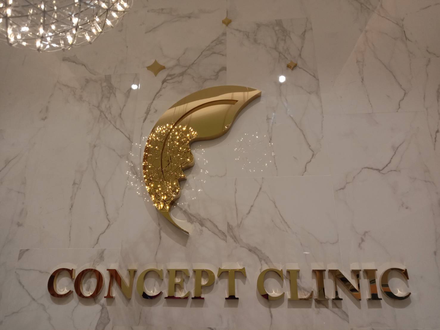 อักษรแสตนเลสหน้าทองเงา - CONCEPT CLINIC