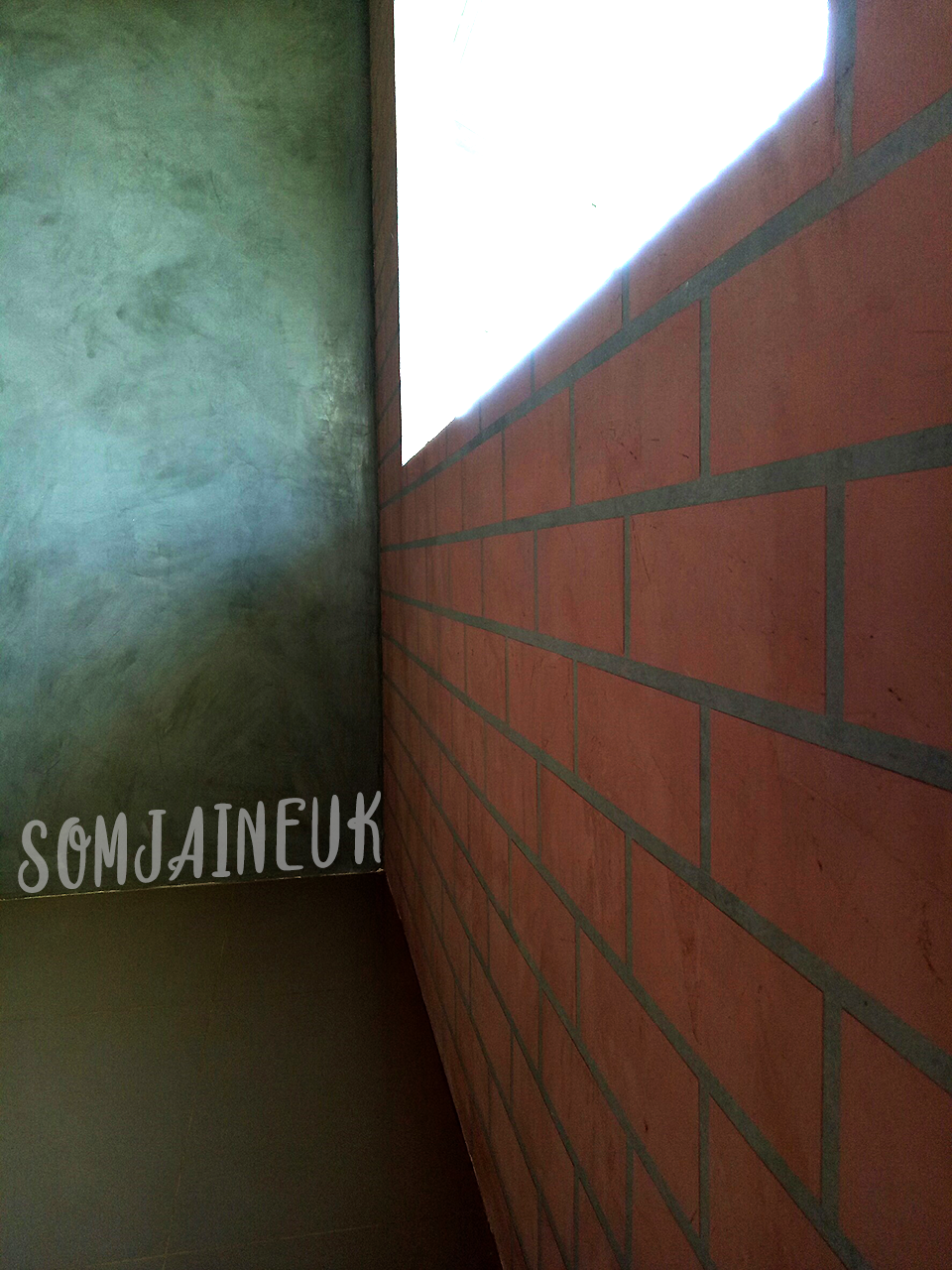 ฉาบผนังปูนลอฟท์ด้านหน้าและในห้องทำงาน พื้นที่รวม 55 ตร.ม. และติดตั้งชั้นวางแนวท่อ@พนัสนิคม จ.ชลบุรี