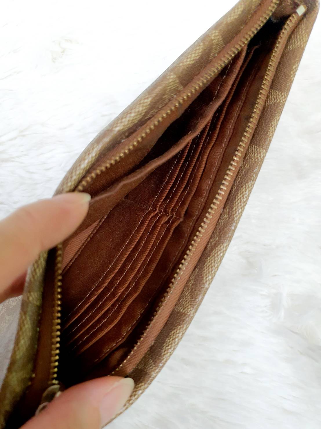 กระเป๋าสตางค์ คล้องมือ 1 ซิป COACH แท้ Signature Coated Canvas มือสอง สภาพดี ตำหนิเล็กน้อย