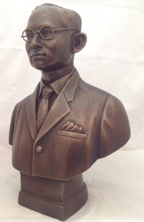 พระบรมรูป รัชกาลที่ 9 ชุดสากล พิมพ์ครึ่งท่อน สูง 29cm