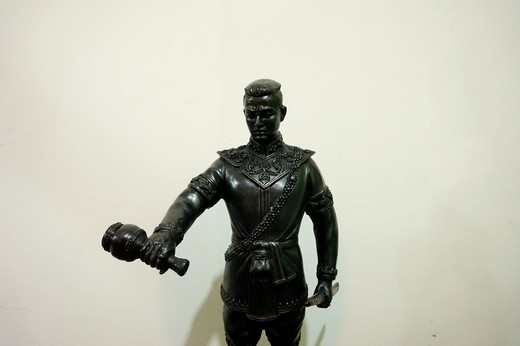 รูปหล่อ สมเด็จพระนเรศวรมหาราช พิมพ์หลั่งน้ำ ประทับยืน สูง 51cm