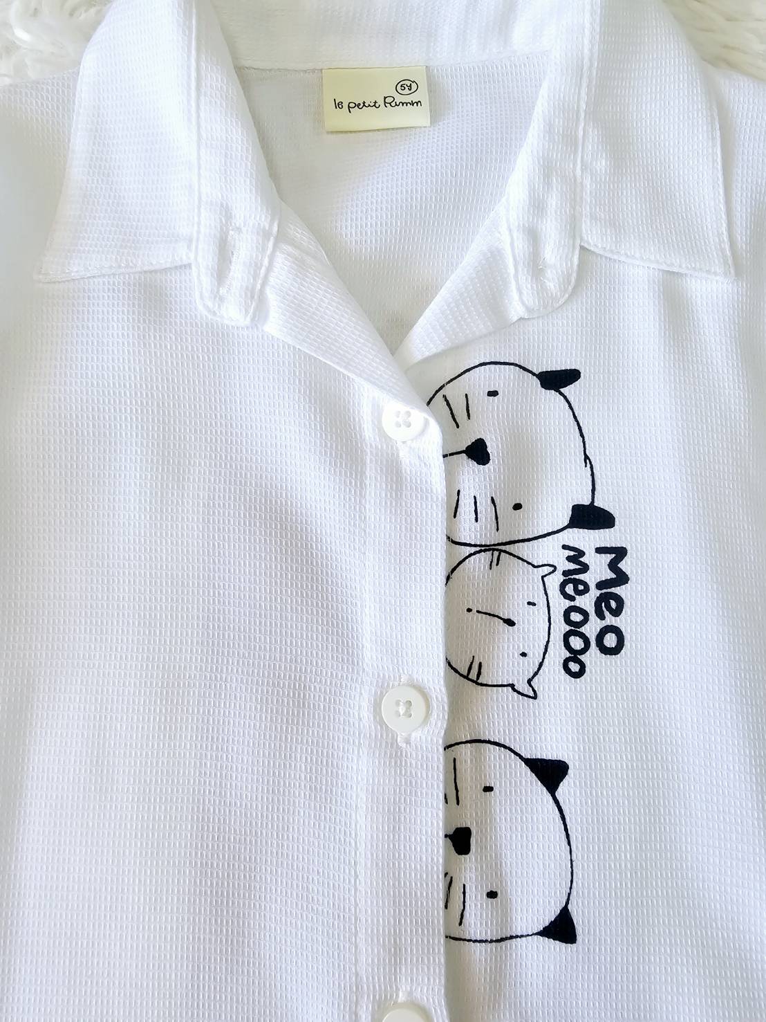 Meo Meo เสื้อเชิ๊ต สีขาว สุดเทห์ ไซส์ 5y Pang No Neko Le Petit Pumm by ChaLom มือสอง เหมือนใหม่ ตำหนิ>ปกเสื้อเลอะเล็กน้อย ซักออกค่ะ