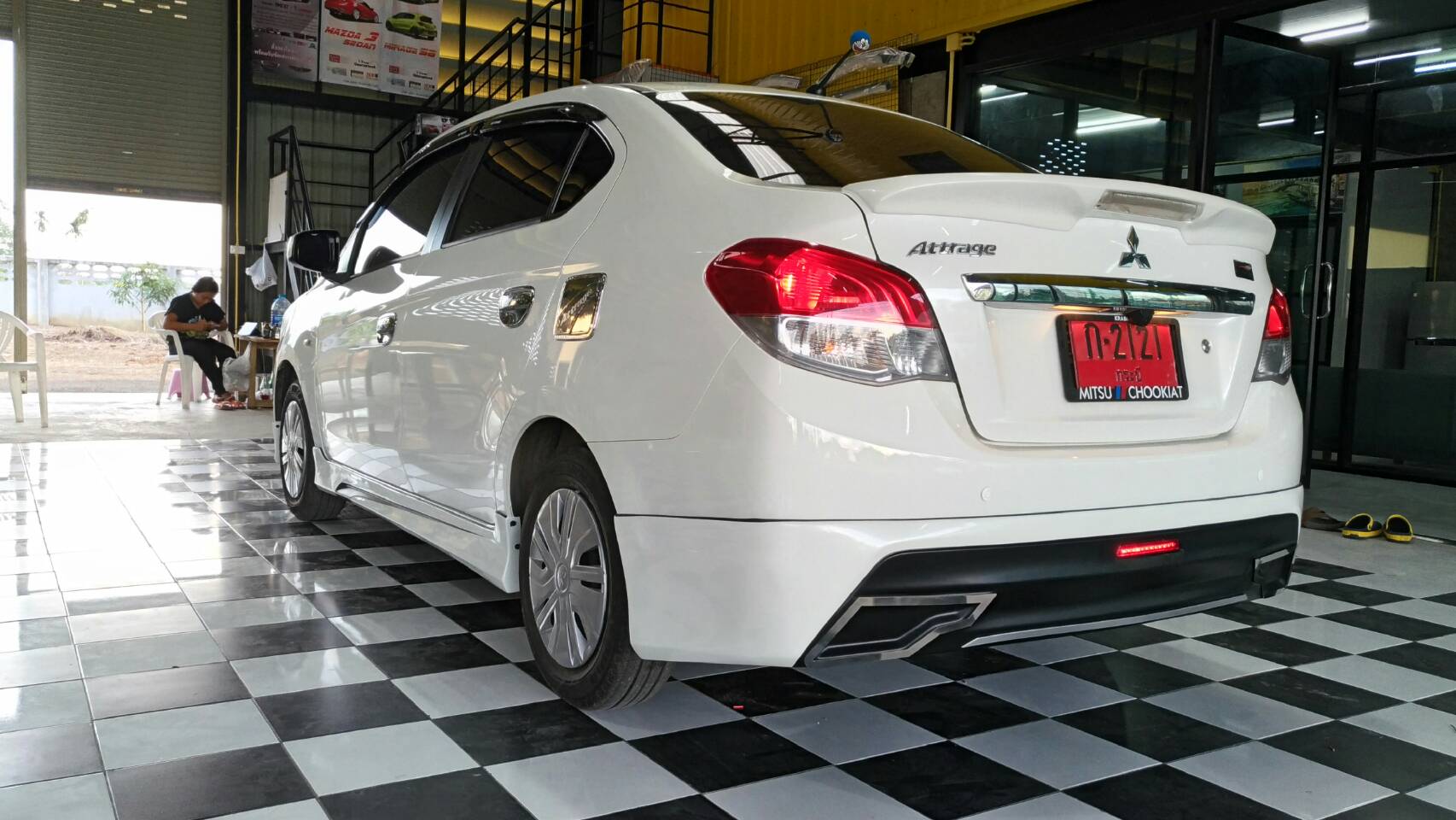 สปอยเลอร์หลัง ทรงแนบ มีไฟเบรค