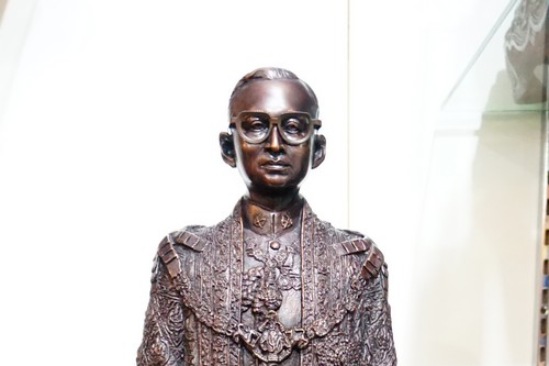 พระบรมรูป ในหลวง ร.9 ชุดเครื่องทรงกษัตริย์ สูง 58ซ.ม.