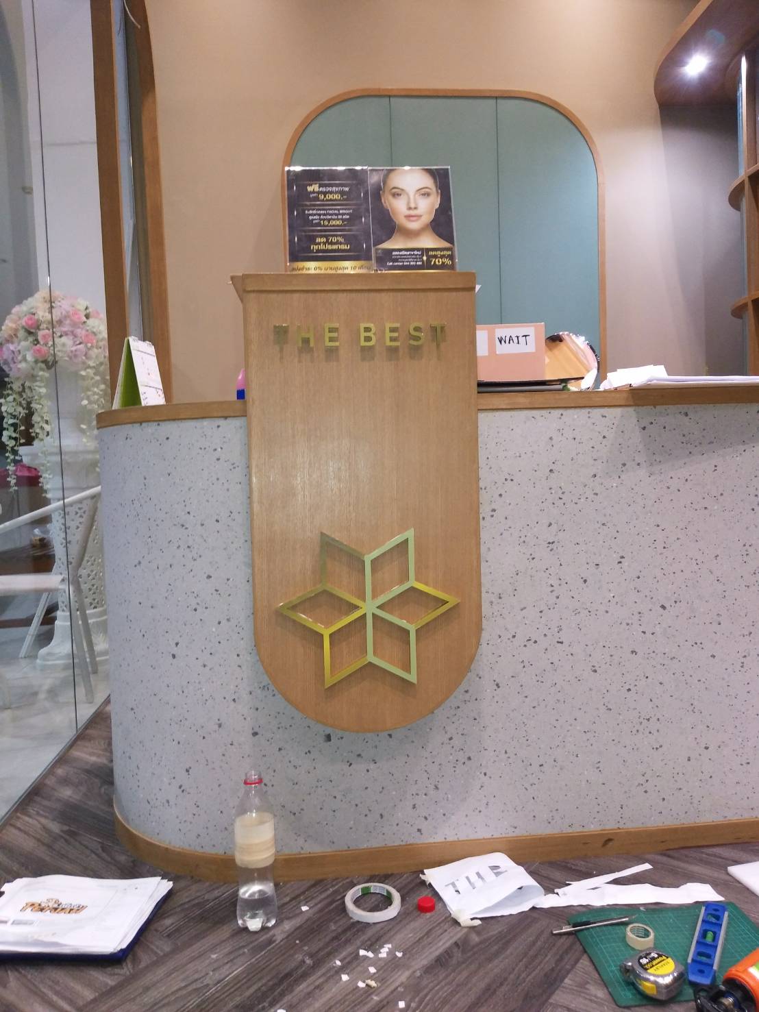 ป้ายอะคริลิคขาว ไดคัท ทำสีทอง ติดสติ๊กเกอร์ - THE BEST ESTHETICS CLINIC AND SPA
